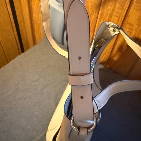 Michael Kors Cream Shoulder Bag - Picture 5 of 11